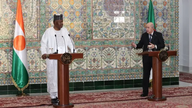 الرئيسان عبد المجيد تبون وعبد الرحمن تياني في ندوة صحفية مشتركة بقصر المراديةبالجزائر، ص: رئاسة الجمهورية . (فايسبوك)