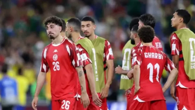 صورة: خيبة على وجوه لاعبي المنتخب التونسي بعد الهزيمة الثقيلة أمام السويد