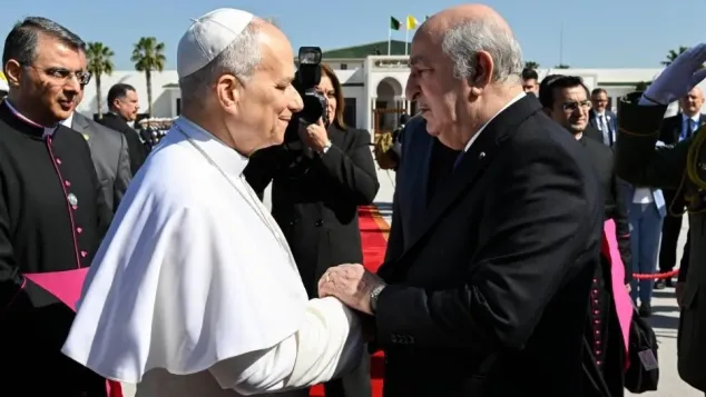 رئيس الجمهورية، عبد المجيد تبون عند توديعه البابا ليون الرابع عشر بعد انتهاء زيارته إلى الجزائر، الصورة: الفاتيكان.