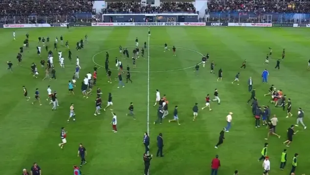 الصورة: اقتحام أنصار أولمبيك أسفي، أرضية الميدان والاعتداء على لاعبي اتحاد العاصمة (وكالات)