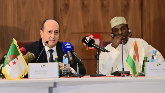 الوزير الأوّلين للجزائر والنيجر، سيفي غريب ومحمد الأمين زين في نيامي. ص: مصالح الوزارة الأولى للجزائر (فايسبوك).