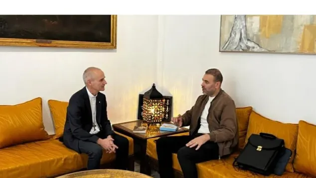 الكاردينال، جون بول فيسكو (على اليسار) مع صحفي "الخبر"، الصورة: "الخبر".