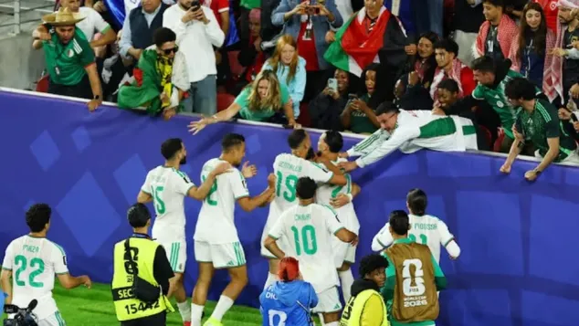 صورة: فرحة لاعبي "الخضر" مع الجماهير