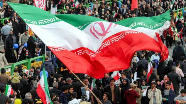 الصورة: إيرانيون يحتفلون في طهران بعد إعلان وقف إطلاق النار، (وكالات)