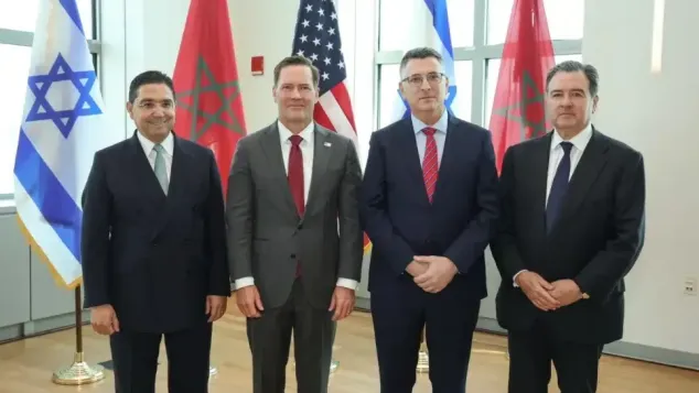 ناصر بوريطة، وزير الخارجية المغربي (على أقصى اليسار) عقب توقيع اتفاقية رفع مستوى التمثيل الدبلوماسي مع وزير الكيان (الثاني على اليمين)، الصورة: ح.م.